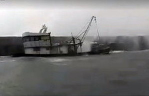 В одесском Черноморском яхт-клубе во время шторма затонула шхуна (ВИДЕО)