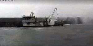В одесском Черноморском яхт-клубе во время шторма затонула шхуна (ВИДЕО)