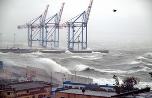 На одесское побережье обрушился шестибалльный шторм (ФОТО)