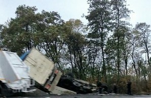 ЧП на трассе Киев-Одесса: столкнулись три фуры, движение перекрыто (ФОТО)