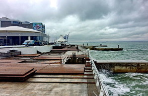 На одесском Ланжероне смыло набережную (ФОТО)