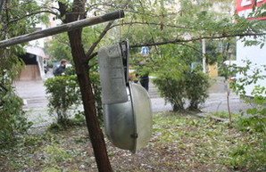 Улица Армейская в Одессе:  воды по колено,  поваленные деревья  и столбы (ФОТО)