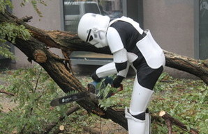 После урагана Чубакка и штурмовики Дарта Вейдера убирают улицы Одессы (ФОТО)