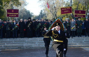 Одесситы возложили цветы к памятнику Неизвестному матросу (ФОТО)
