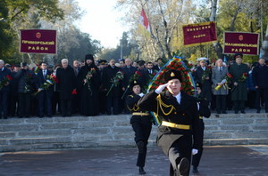 Одесситы возложили цветы к памятнику Неизвестному матросу (ФОТО)