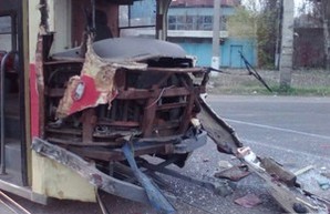 ДТП на одесской Пересыпи: фура врезалась в трамвай