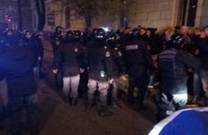 В Одессе перед футбольным матчем Лиги Европы подрались украинские и голландские болельщики (ФОТО, ВИДЕО)