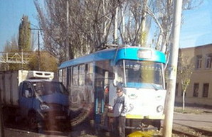 В Одессе на Пересыпи опять авария: грузовичок врезался в трамвай (ФОТО)