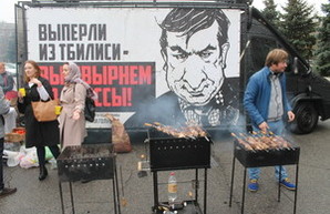 Шашлыки, вино и музыка. Сейчас под одесской госадминистрацией "прощаются" с Саакашвили (ФОТО, ВИДЕО)