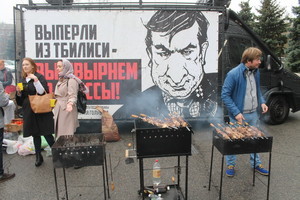 Шашлыки, вино и музыка. Сейчас под одесской госадминистрацией "прощаются" с Саакашвили (ФОТО, ВИДЕО)