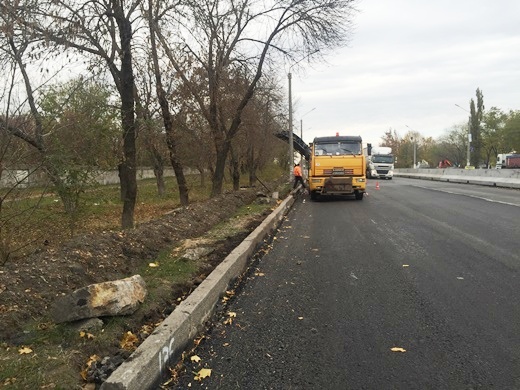В Одессе продолжают ремонтировать въезд в город со стороны Киева 