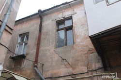 В Одессе рушится жилой дом, в котором проживает около ста человек (ФОТО, ВИДЕО)
