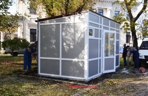 Архитектурный ансамбль Воронцовского дворца в Одессе пытались дополнить пластиковым туалетом (ФОТО)