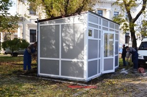 Архитектурный ансамбль Воронцовского дворца в Одессе пытались дополнить пластиковым туалетом (ФОТО)