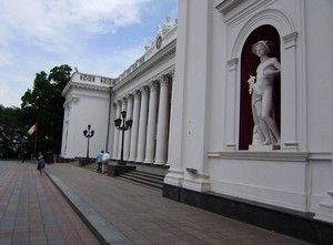 В Одессе решили установить мемориальную доску Бунину и назвать площадь у театра Музкомедии в честь архитектора Топуза