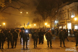 Одесса в огне: по городу прошли маршем футбольные фанаты (ФОТО)