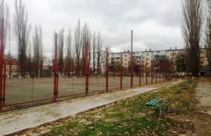 Стадионы возле одесских школ взялись ремонтировать (ФОТО)