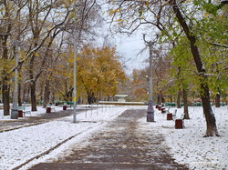 Яркие краски осени и снег в одесском парке Шевченко (ФОТО)