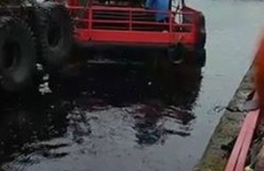 В Одесском порту разлилась нефть (ФОТО)