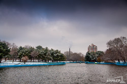 Заснеженный осенний Парк Победы в Одессе (ФОТО)