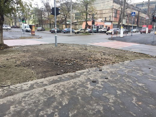 В Малиновском районе Одессы ведут работы по капремонту тротуара улицы Косвенной