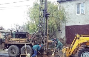 В Одессе на Слободке коммунальщики засыпают опасные катакомбы (ФОТО)