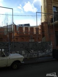 Возле знаменитого одесского дома-стены снова началась стройка (ФОТО)
