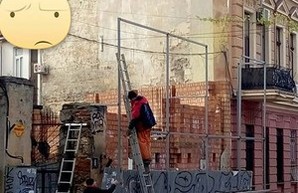 Возле знаменитого одесского дома-стены снова началась стройка (ФОТО)