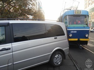 По вине автохама в центре Одессы  стоят трамваи