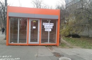 Одесситы нашли оригинальный способ борьбы с МАФами, установленными в зеленой зоне (ФОТО)