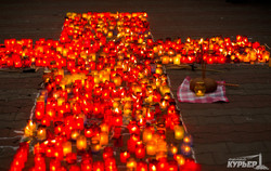 В Одессе зажгли свечи в память жертв Голодомора (ФОТО)