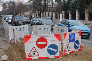 Провал на проезжей части Французского бульвара и километровые пробки (ФОТО)