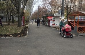 На одесской улице ремонтируют тротуар (фото)