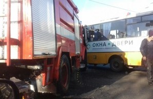 ДТП в Одессе: водитель маршрутки не пропустил пожарную машину (ФОТО)