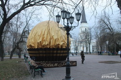 В центре Одессы установили гигантскую конфету (ФОТО)