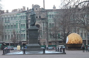 В центре Одессы установили гигантскую конфету (ФОТО)