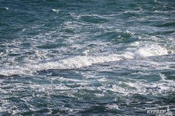 Зимнее море: затонувшая яхта, чайки, волны (ФОТО)