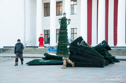 На Думской площади в четвертый раз устанавливают одну и ту же новогоднюю ёлку (ФОТО)