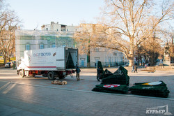На Думской площади в четвертый раз устанавливают одну и ту же новогоднюю ёлку (ФОТО)