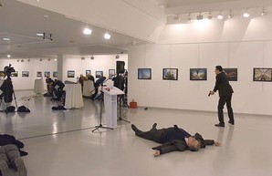 Бывший полицейский пристрелил российского посла в Турции (ФОТО, ВИДЕО)