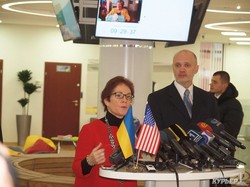 Американский посол в Одессе посетила Центр админуслуг (ФОТО)