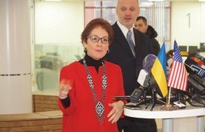 Американский посол в Одессе посетила Центр админуслуг (ФОТО)
