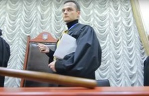 Сотрудники Киевского суда Одессы решили поиграть в манекены (ВИДЕО)