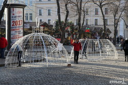 На Дерибасовской устанавливают огромные новогодние шары (ФОТО)