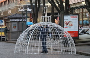 На Дерибасовской устанавливают огромные новогодние шары (ФОТО)