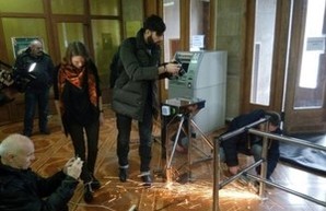Урбанский и Бобровская повздорили из-за турникета