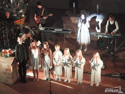 Звук, свет и флёр: в одесской Кирхе прошел рождественский концерт Елены Войнаровской (ФОТО)