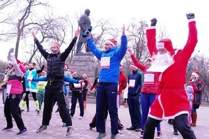 Сотня одесских Дедов Морозов устроили забег на 2017 метров (ФОТО)
