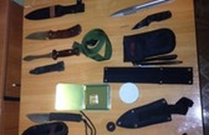 Одесские пограничники задержали украинца с 27 ножами и стартовым пистолетом (ФОТО)