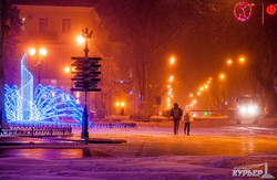 Заснеженная Одесса в свете фонарей (ФОТО)